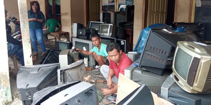 Sebagian teknisi beraktivitas di bengkel reparasi TV dan radio Nugraha di Jalan Cimuncang, Kelurahan Sukamulya, Kecamatan Bungursari, Kota Tasikmalaya.*