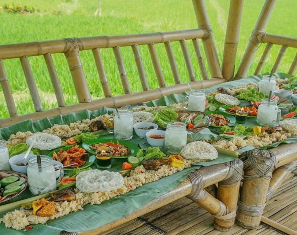 Bukit Air Resto merupakan salah satu rekomendasi wisata kuliner di Bogor Berkonsep saung lesehan favorit, dengan makanan yang enak dan bikin nyaman.