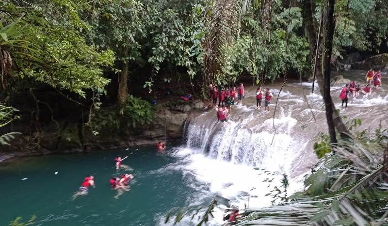 Pengunjung sedang beraktivitas body rafting di objek wisata alam Citumang.