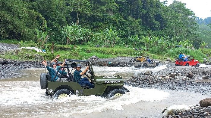 Salah satu yang dinantikan turis saat menjalani tour Gunung Merapi, yakni sopir Jeep melakukan berbagai manuver yang ekstrim di Kali Kuning.*  