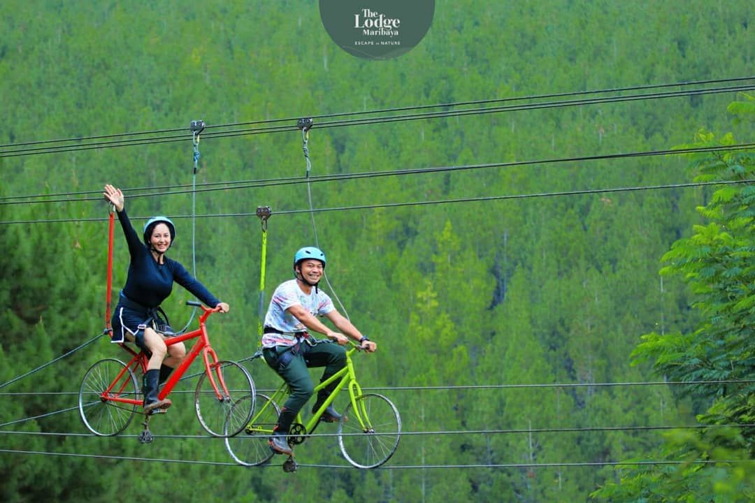 Menaiki wahana Zip Bike dan mengabadikan momen bahagia yang instagramable, salah satu wahana spot foto ekstrim di The Lodge Maribaya/Tangkapan Layar/Instagram @thelodgemaribaya