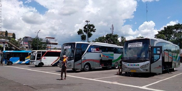 Sejumlah bus menunggu penumpang di Terminal Cicaheum Kota Bandung, Sabtu 3 Desember 2022.*