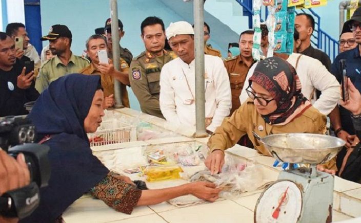 Bupati Lebak Iti Octavia Jayabaya, meresmikan Pasar Cipanas Baru, di Kecamatan Cipanas, Desa Haurgajrug, Kabupaten Lebak, Banten, Selasa 13 Desember 2022.