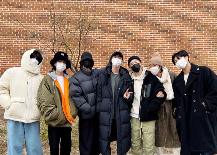 Seluruh anggota BTS datang menyemangati JIn