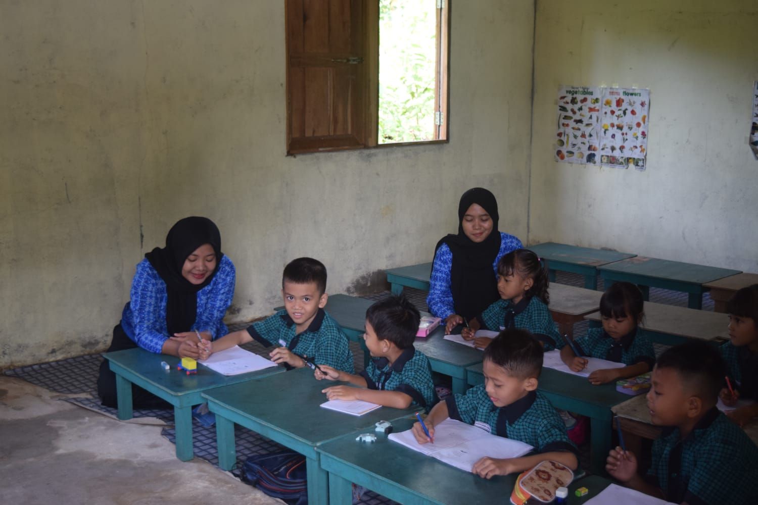 Mahasiswa KKM IKIP PGRI Pontianak mengadakan bimbinga belajar di beberapa sekolah yang ada di Desa Sejotang