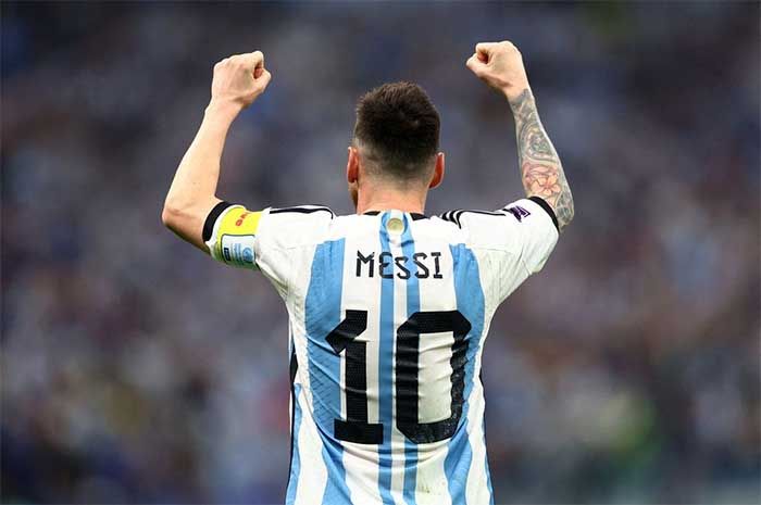 Lionel Messi membawa Argentina menjadi juara Piala Dunia Qatar 2022 setelah mengalahkan Pancis lewat adu tendangan penalti.*