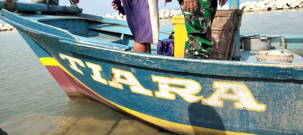 Penemuan Perahu Nelayan tanpa ABK dengan Mesin Menyala di Pantai Juntinyuat Indramayu Bikin Geger Warga