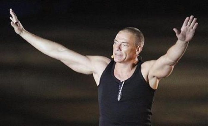 Aktor Jean-Claude Van Damme dari Belgia tiba di atas panggung dalam pertunjukan seni bela diri Budo 2010 di Basel, 28 Mei 2010.*  