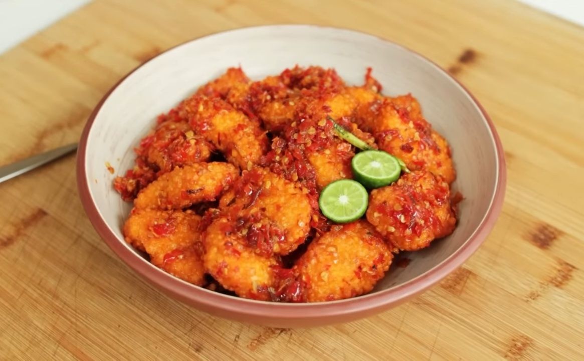 Resep nugget balado ala Chef Devina Hermawan cara buatnya praktis rasanya gurih, pedas, crispy dan nikmat banget.