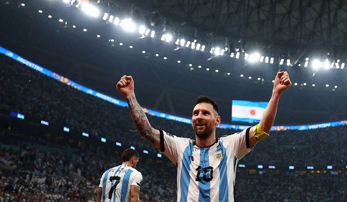 Lionel Messi dari Argentina merayakan gol ketiga mereka yang dicetak oleh Julian Alvarez. Sepak Bola - Piala Dunia FIFA Qatar 2022 - Semi Final - Argentina v Kroasia - Stadion Lusail, Lusail, Qatar - 13 Desember 2022.