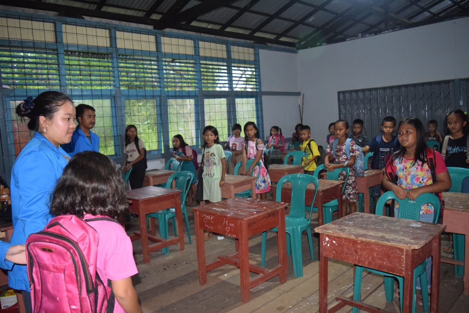 Mengajar di sekolah menjadi satu di antara beberap program kerja mahasiswa KKM IKIP PGRI Pontianak di Desa Sejotang
