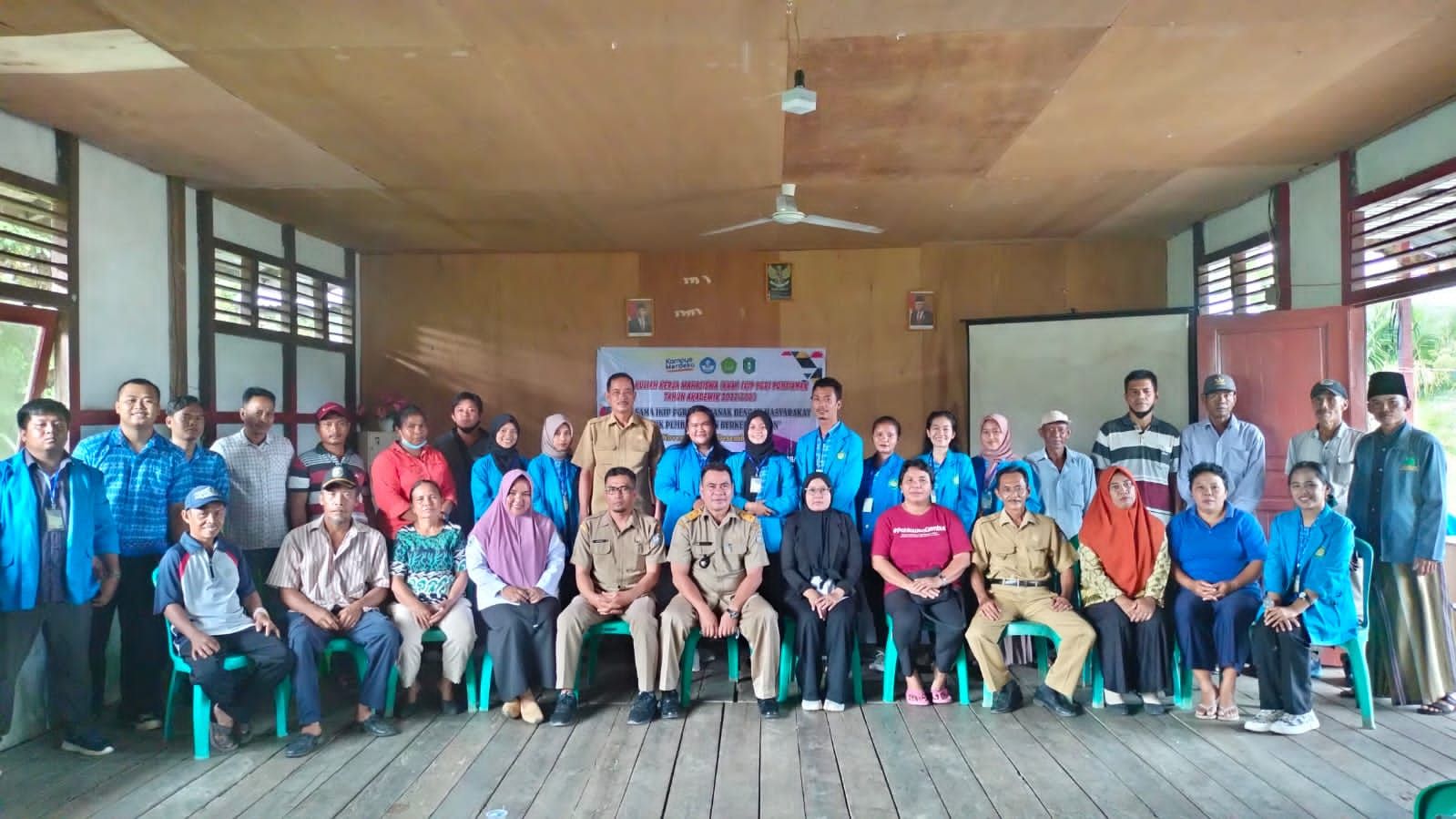 Mahasiswa KKM IKIP PGRI Pontianak bersama Dosen Pebimbing Lapangan dan Aparat Desa Bengkarek