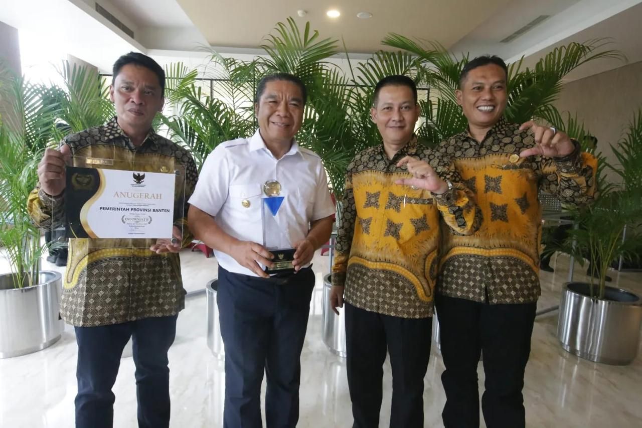 Komisioner KI Banten foto bersama Pj Gubernur Banten Al Muktabar usai Pemprov Banten menerima penghargaan sebagai provinsi informatif dalam Keterbukaan Informasi Publik 2022.