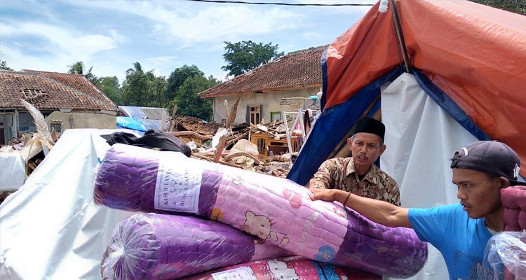 Yayasan Jantung Indonesia Cabang Provinsi Jawa Barat menyalurkan bantuan dan santunan untuk korban gempa bumi di Cianjur, Selasa 12 Desember 2022. 