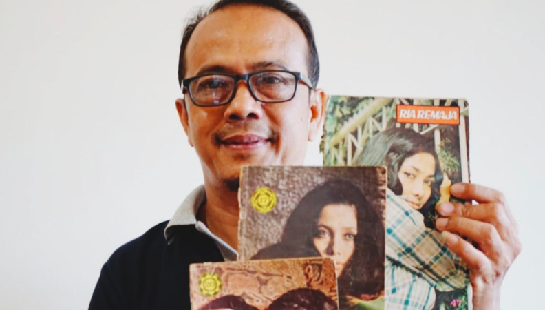 Kin Sanubary, kolektor media lawas dari Subang, memperlihatkan sebagian dari koleksi majalah lawas yang dirawatnya