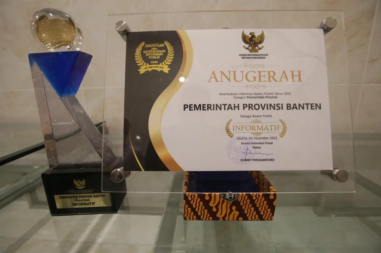 Penghargaan provinsi informatif dalam Keterbukaan Informasi Publik 2022 yang diterima Pemprov Banten.