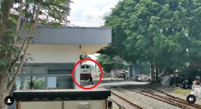 Seorang pejalan kaki hampir tertabrak kereta di Cimindi, Kamis 15 Desember 2022.