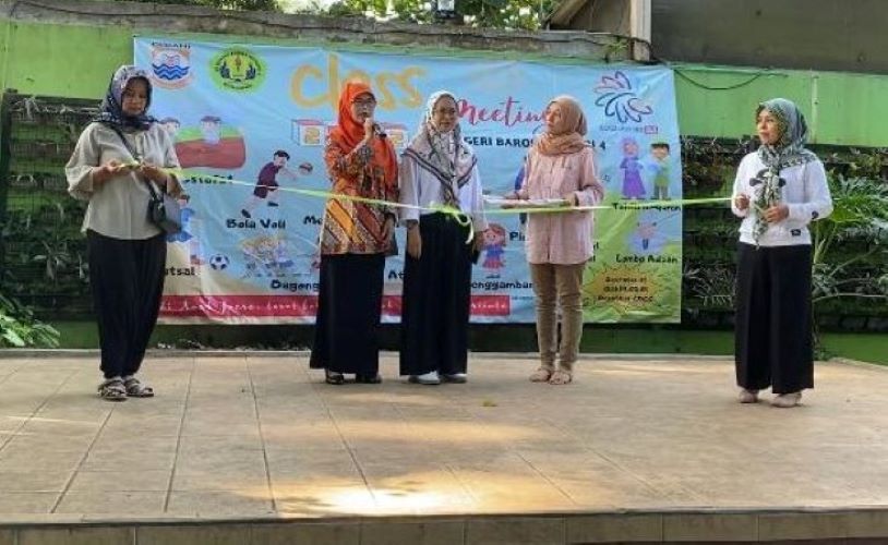 Kepala Sekolah SDN Baros Mandiri 4, Ida Kurniasih didampingi Ketua Komite Sekolah, Siti Fatimah meresmikan Class Meeting