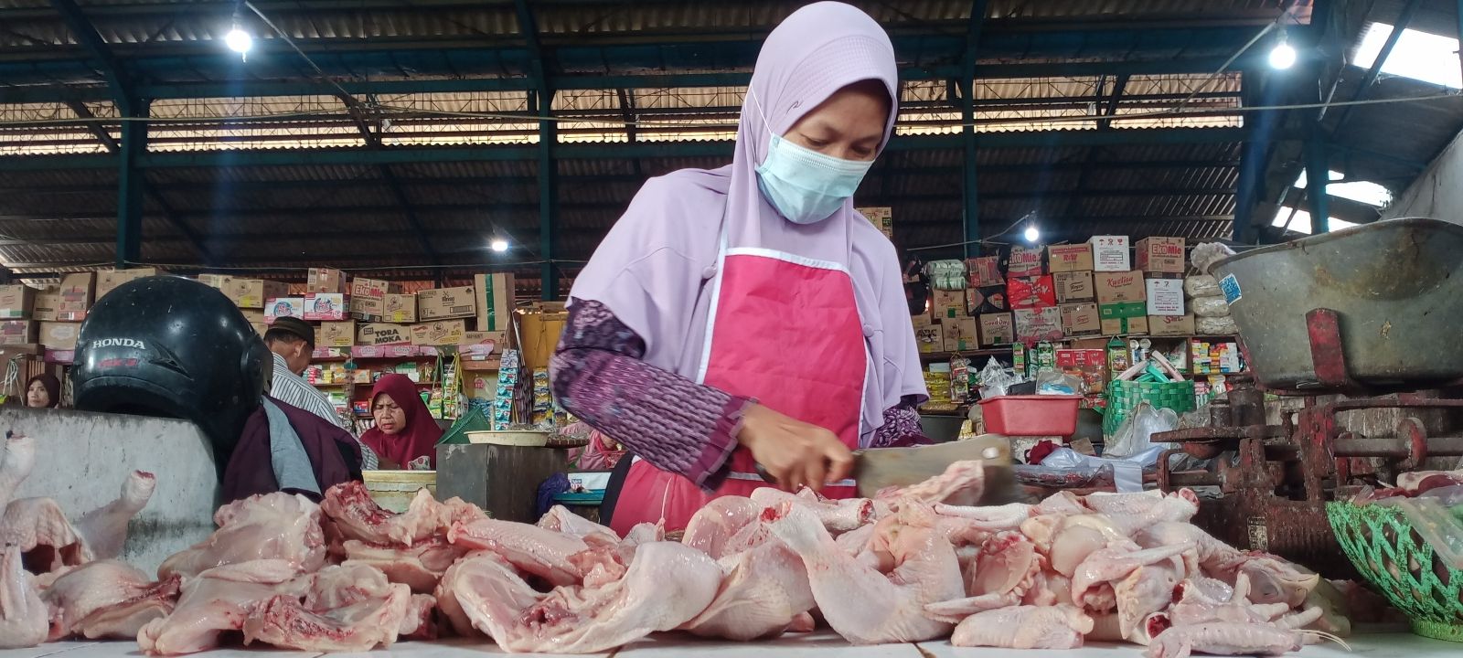 Harga Bahan Pokok di Madiun terbaru, Di Pasar Ini Daging ayam Broiler dan Minyak Goreng Mengalami Kenaikan 