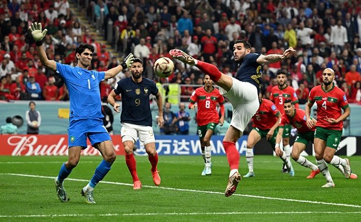 Theo Hernandez dari Prancis mencetak gol pertama mereka. Sepak Bola - Piala Dunia FIFA Qatar 2022 - Semi Final - Prancis v Maroko - Stadion Al Bayt, Al Khor, Qatar - 14 Desember 2022. 
