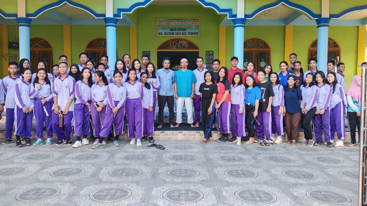 Mahasiswa IKIP PGRI Pontianak bersama warga sekolah adakan bakti sosial  di tempat-tempat ibadah yang ada di sekitar lingjungan SMA N 1 Belitang Hulu