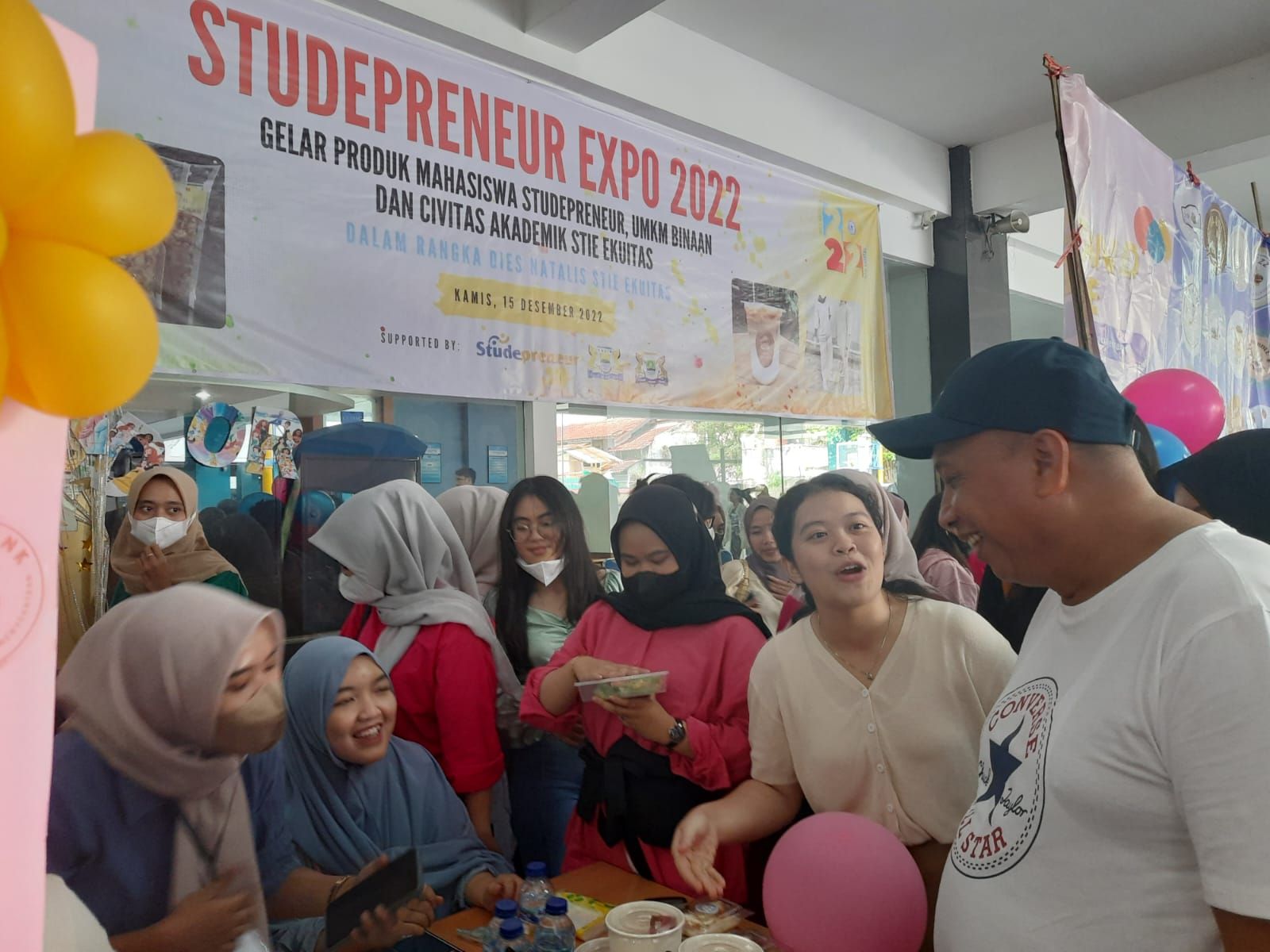 Ketua STIE Ekuitas Prof Mokhammad Anwar saat meninjau Bazaar mahasiswa binaan Studepreneur.