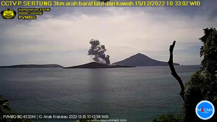 Erupsi Gunung Anak Krakarau Kamis 15 Desember 2022 pada pukul  10.33 WIB.