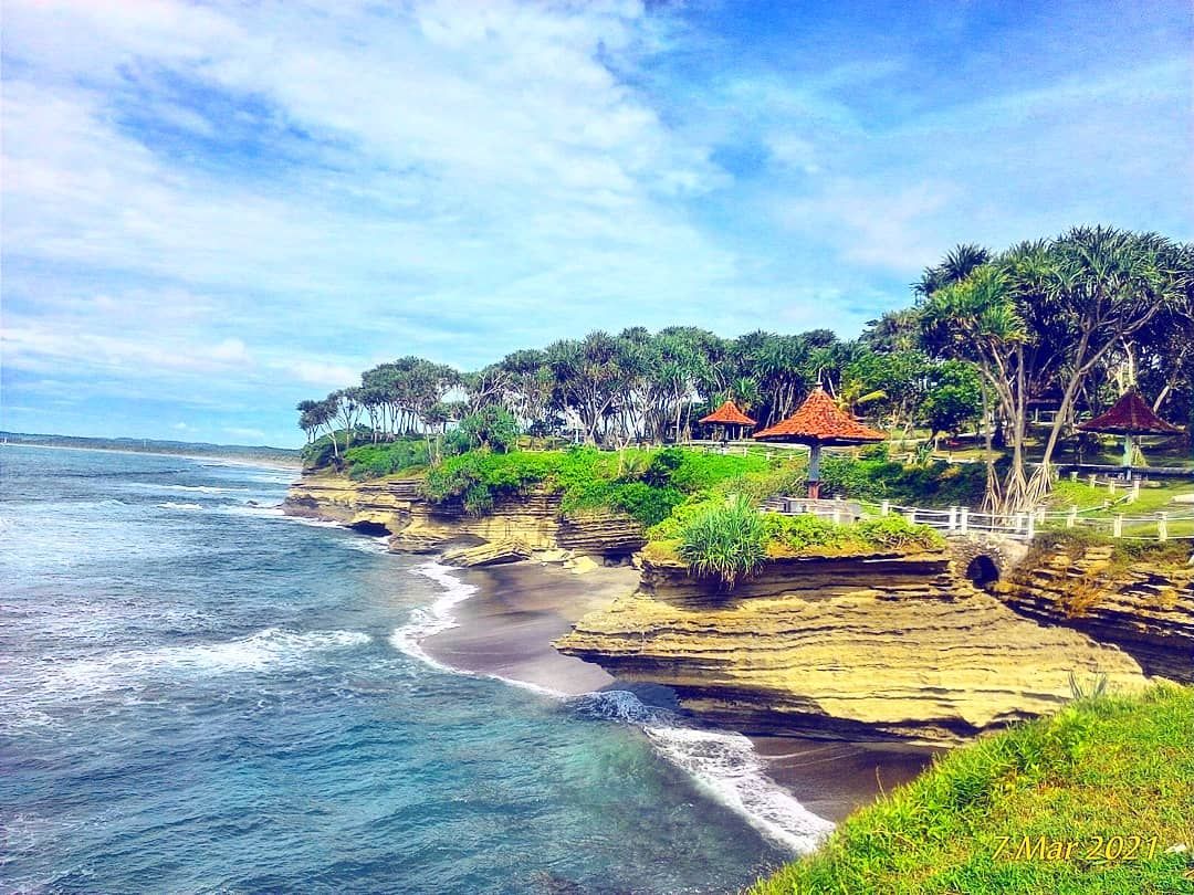Pantai Batu Hiu, salah satu Pantai di Pangandaran Jawa Barat yang indah dan populer.