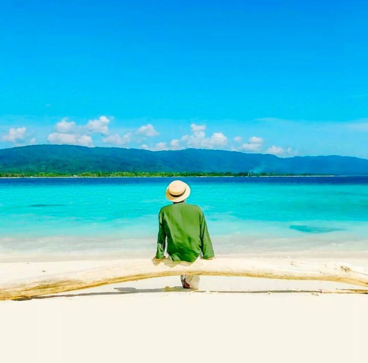 Potret seorang wisatawan sedang menikmati keindahan Pulau Oar, mutiara tersembunyi di Pandeglang Banten / Tangkap Layar / Instagram @ferry29gunawan
