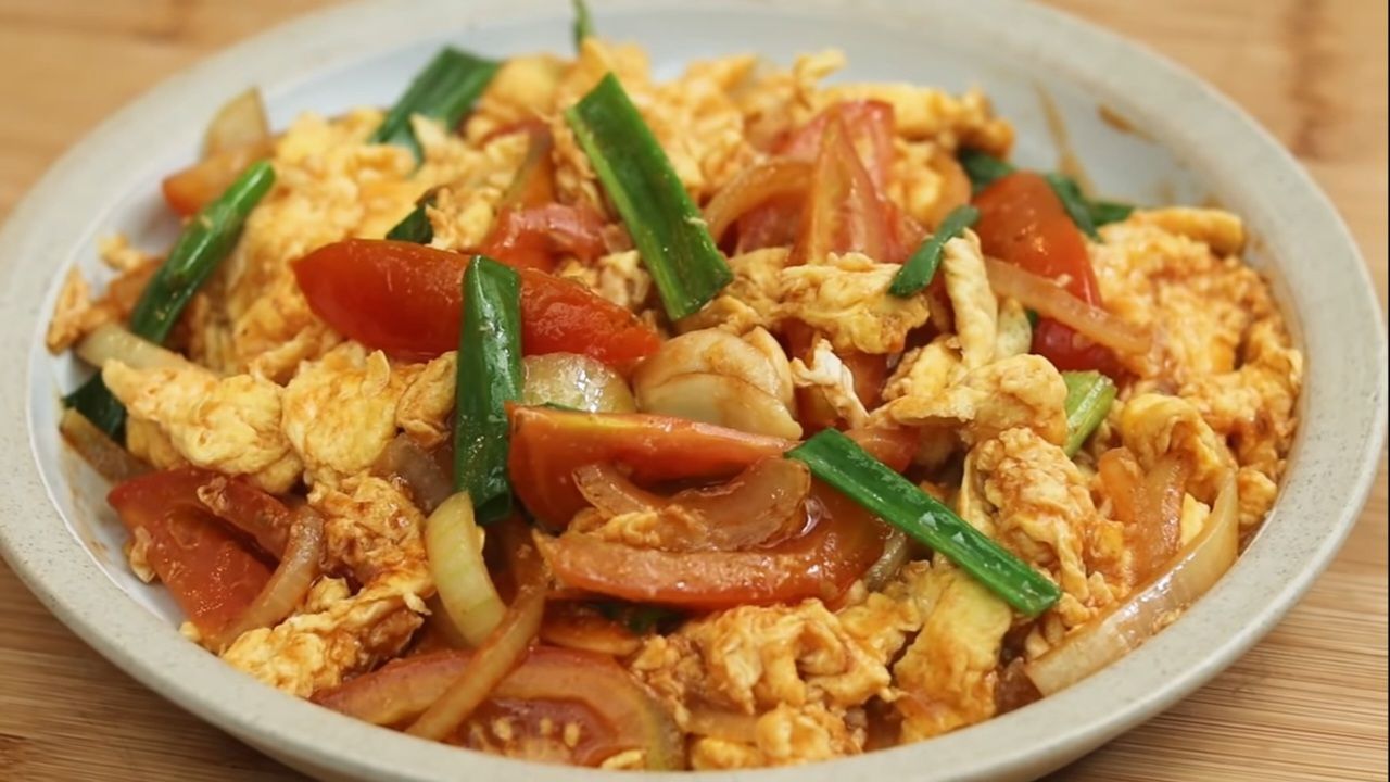 Resep telur tomat ala Chef Devina Hermawan, cara buatnya praktis tapi enak, sehat dan cocok jadi menu sarapan pagi