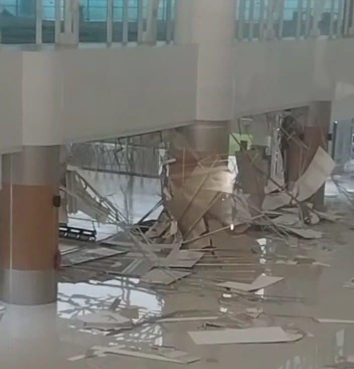 Bandara Kertajati diterjang angin kencang hingga mengalami kerusakan pada Sabtu 17 Desember 2022 sore