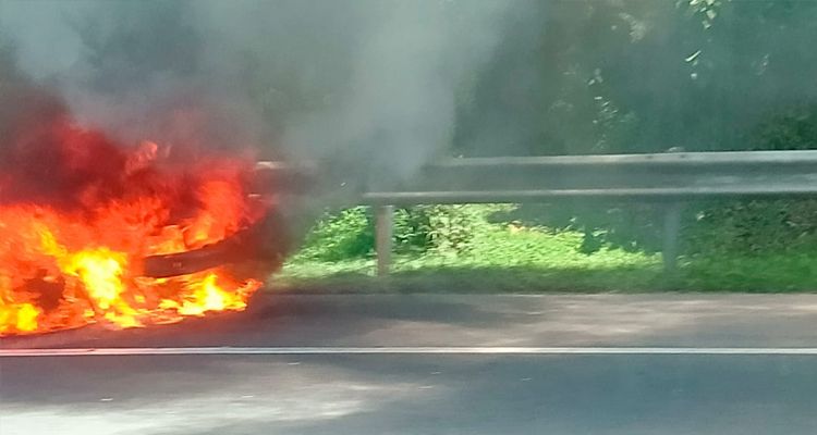 Mobil terbakar di Jalan Tol Cipularang KM 94 arah Bandung, siang hari ini Sabtu 17 Desember 2022.