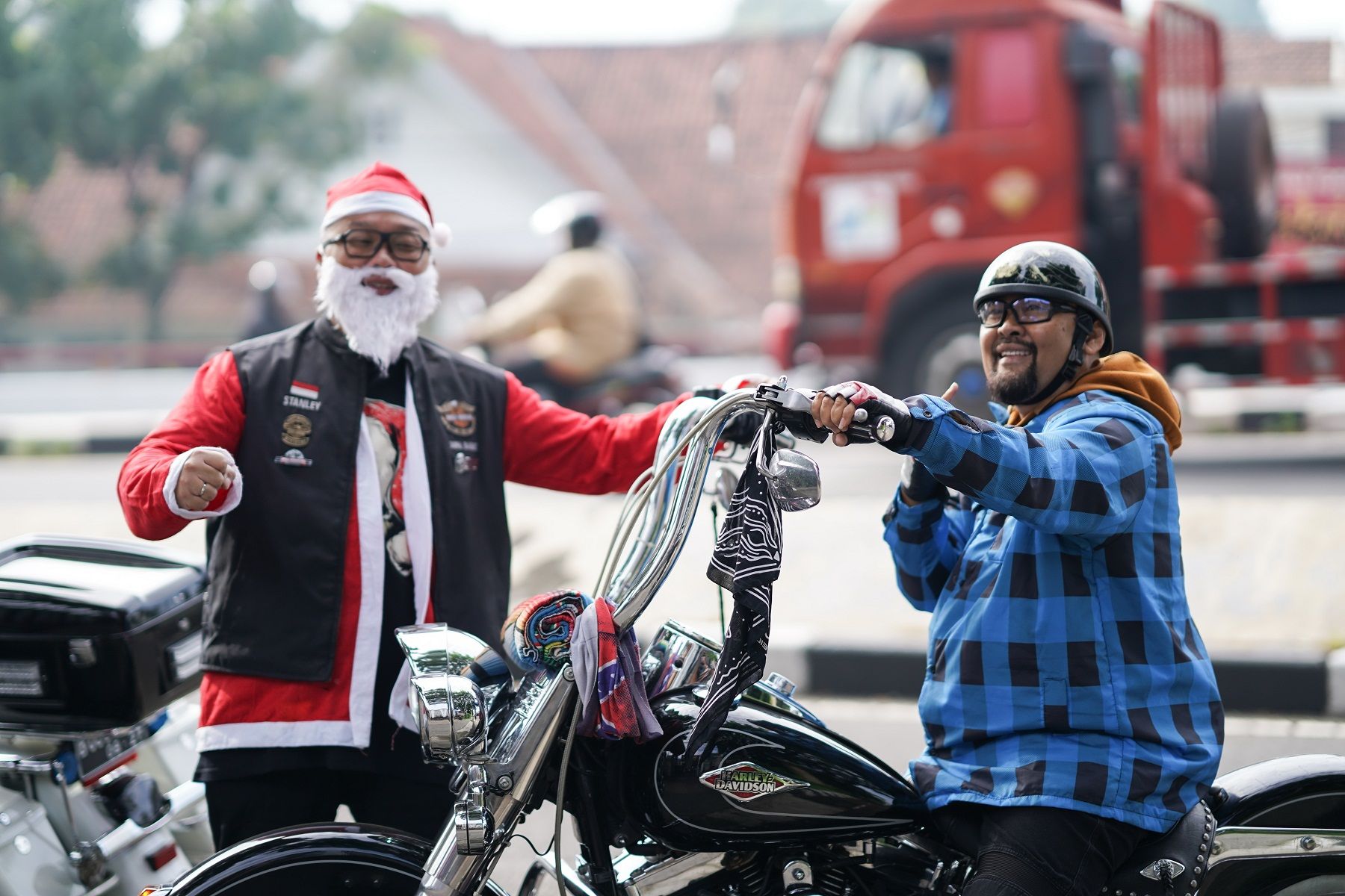 Beberapa anggota HDCI Bandung juga tampak mengenakan kostum sinterklas dan mengendarai unit Harley-Davidson./  