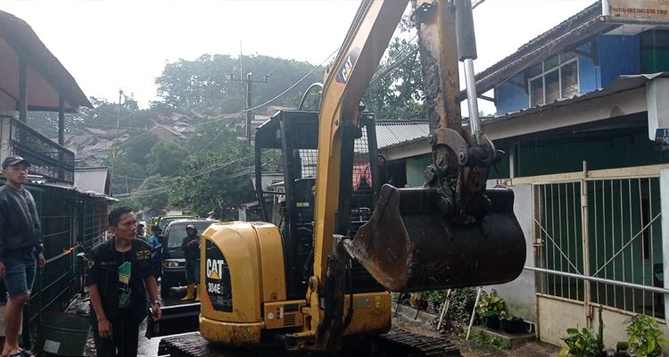 Alat berat dikerahkan untuk mengeruk lumpur pasca banjir bandang di Desa Sawahdadap, Kecamatan Cimanggung, Kabupaten Sumedang, Minggu 18 Desember 2022.