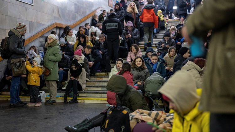 Warga Kyiv mencari perlindungan di dalam stasiun metro selama serangan rudal besar-besaran Rusia