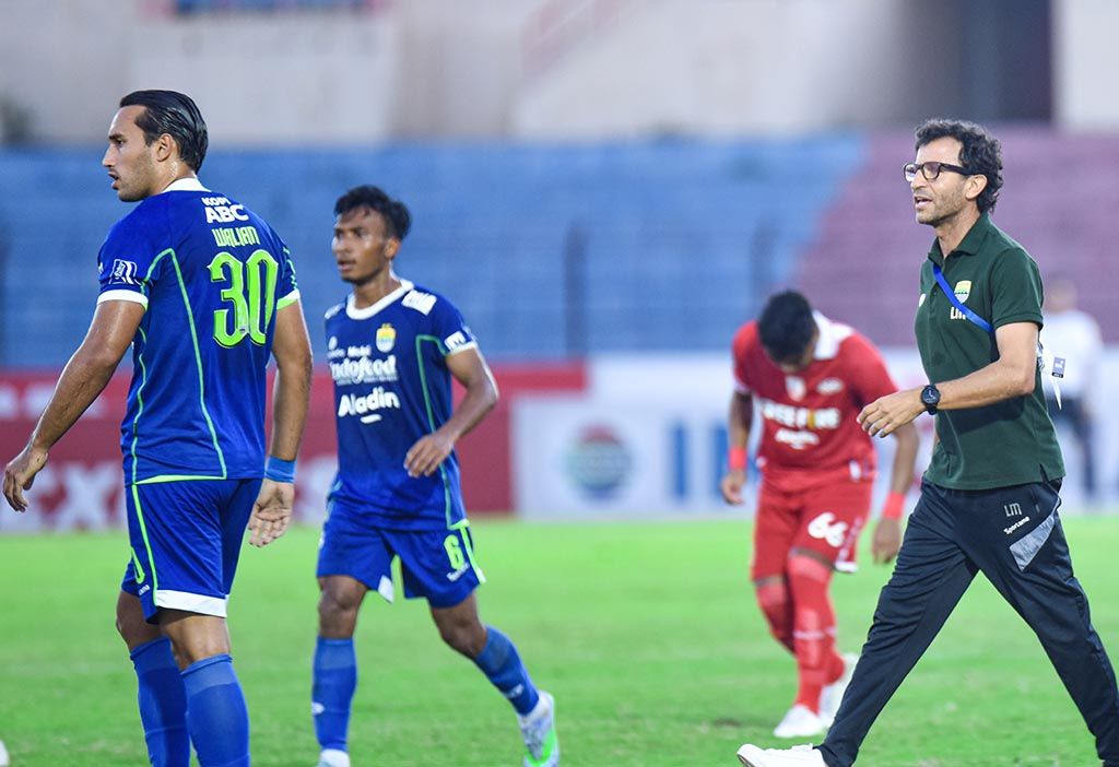 Pelatih Persib Bandung Luis Milla saat berikan arahan di pertandingan Persib vs Persis Minggu, 18 Desember 2022.