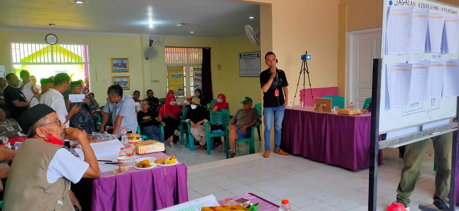 Proses penghitungan suara pemilihan Ketua RW 7 Kelurahan Kelapa Dua, Kecamatan Kelapa Dua, Kabupaten Tangerang Banten, Minggu 18 Desember 2022.