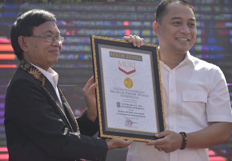 Wali kota Surabaya Eri Cahyadi menerima Piagam dari MURI