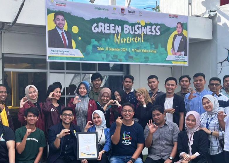 Jajaran BPC Hipmi Padang menerima penghargaan di salah satu cafe di Kota Padang, Sabtu (17/12/2022). Foto: BPC Hipmi Padang