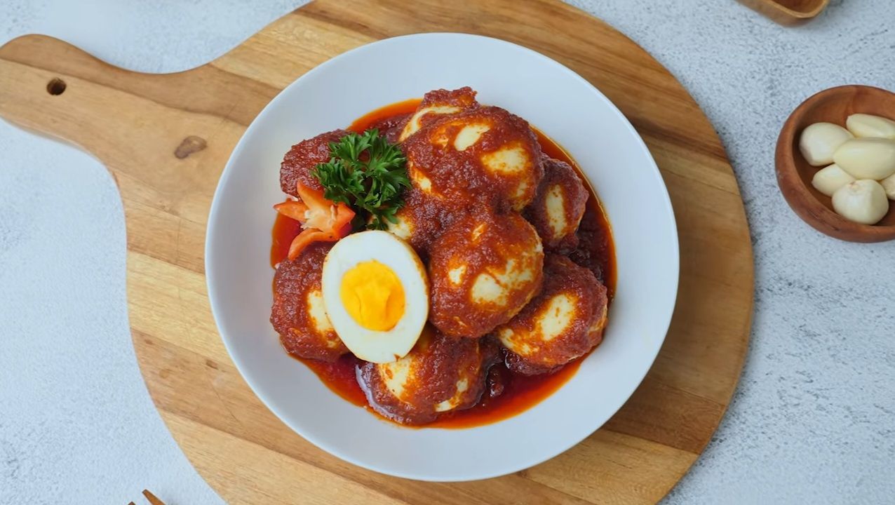 Resep telur balado ala Chef Rudy Choirudin buatnya mudah dan praktis rasanya enak sekali dan cocok dimakan kapan saja.