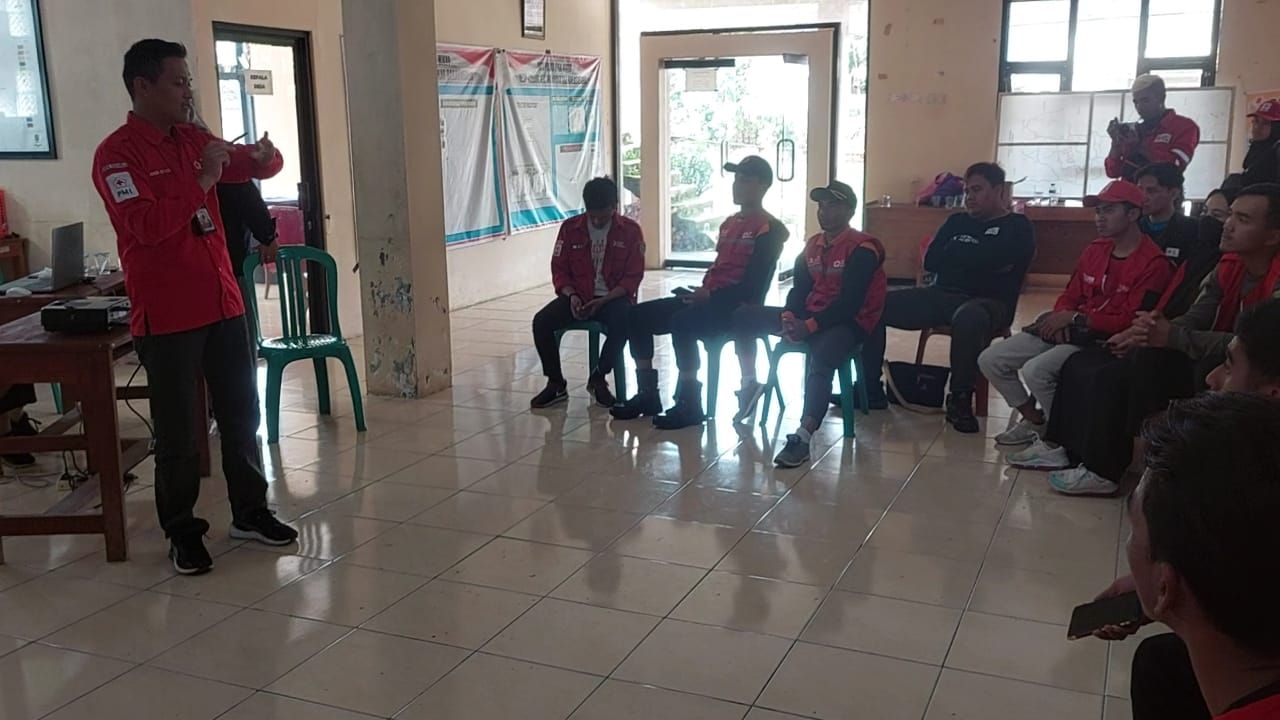 Fasilitator PMI Banjarnegara Sampaikan materi Asessment dalam refresh bagi tim Sibat di komplek Wisata Mandaran, Kubang, Kecamatan Wanayasa