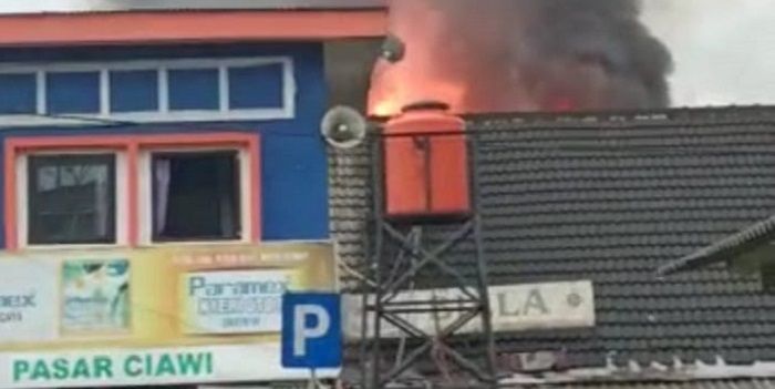 Kebakaran Pasar Ciawi, Kecamatan Ciawi Kabupaten Tasikmalaya, Minggu 18 Desember 2022 sore.*
