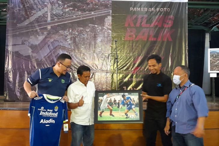 Manta pemain sepakbola Persib Bandung Yusuf Bachtiar saat menerima foto karya Jurnalis Foto Pikiran Rakyat Adri Gurnita di Pameran Foto Kilas Balik 22 Tahun WFB .