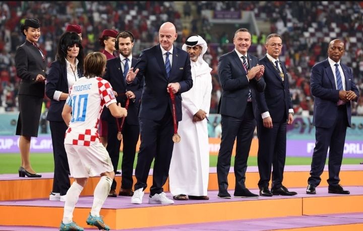 Penampilan Presiden FIFA Gianni Infantino Dikritik, Diminta Sewa Fashion Stylist