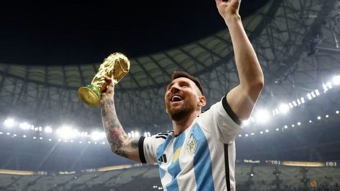Lionel Messi mengangkat trofi Piala Dunia 2022 Qatar.