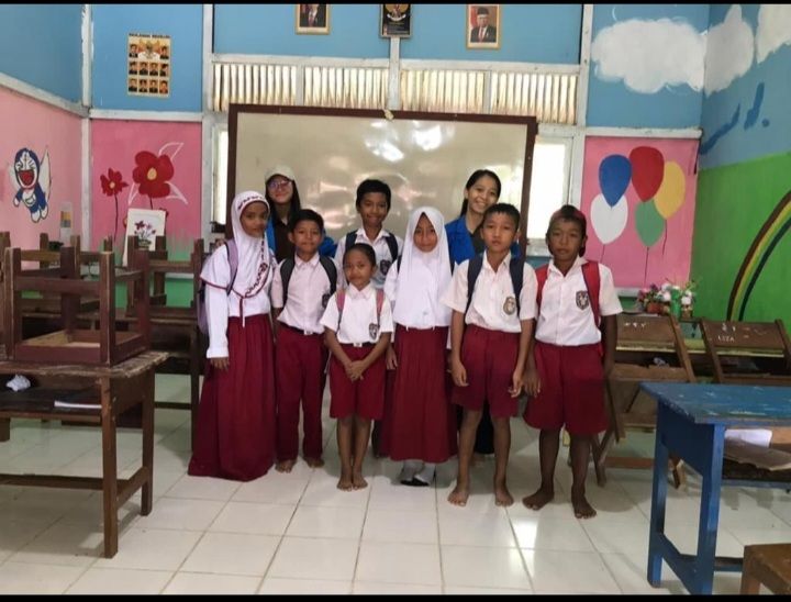 Mahasiswa KKM IKIP PGRI Pontianak adakan bimbel gratis di sekolah yang ada di linhgkungan Dusun Pesayangan