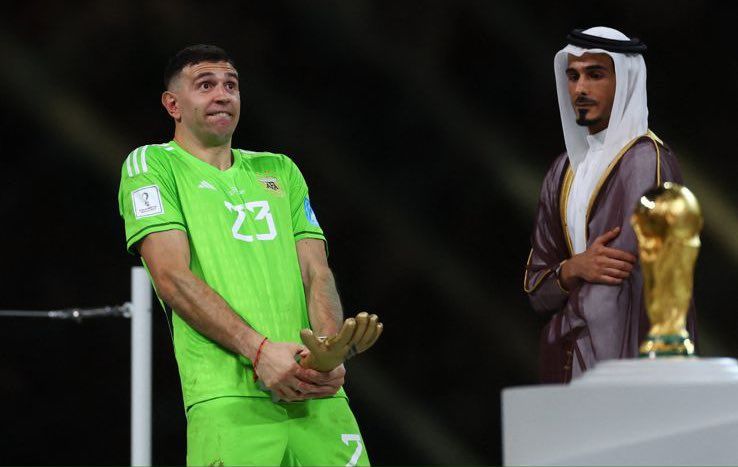 Selebrasi Martinez usai menerima penghargaan kiper terbaik Piala Dunia 2022.