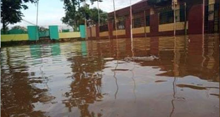 Banjir menggenangi sebuah sekolah di Desa Sangiang, Kecamatan Rancaekek, Kabupaten Bandung hari ini Senin, 19 Desember 2022.