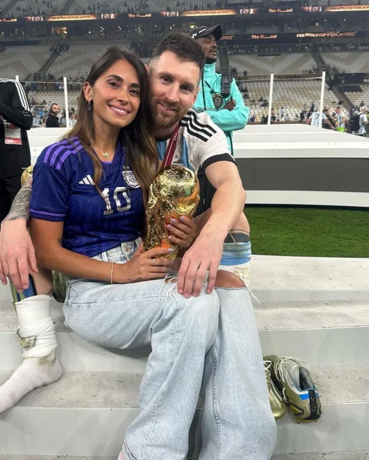 Berpose berdua dengan istri tercinta menggenggam Piala Dunia./