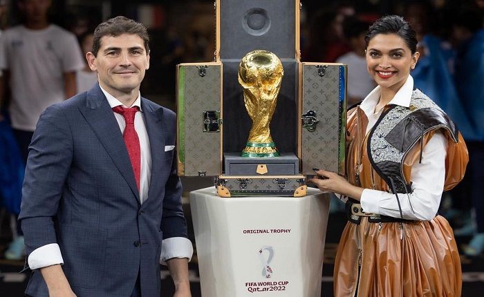 Deepika Padukone dan kiper legendaris Iker Casilas dari Spanyol membuka trofi Jules Rimet di Stadion Lusail Doha, Qatar.*  